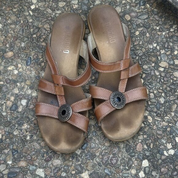 Munro American Tan Leather Slip on Mule Sandals With Medallion Size 7 - Picture 6 of 12